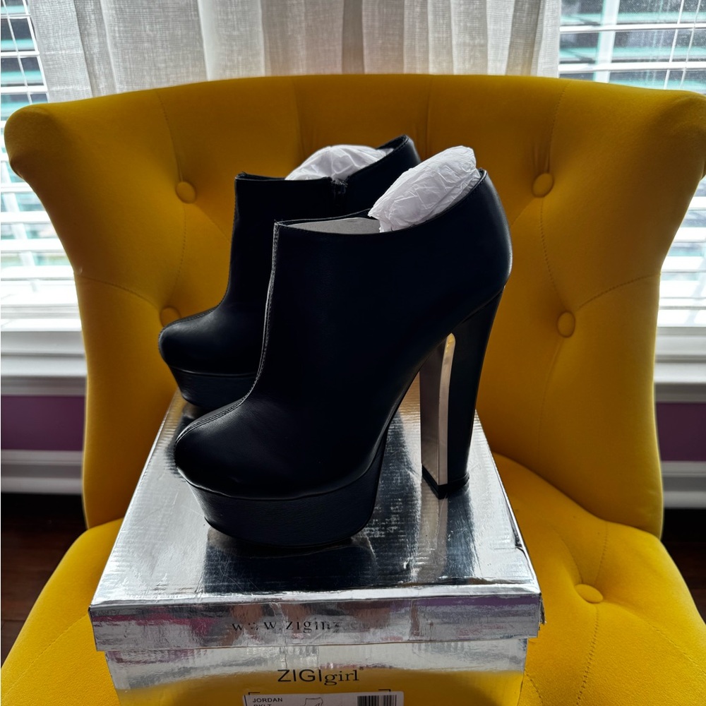 ZIGI girl Black High Heel Platform Booties
